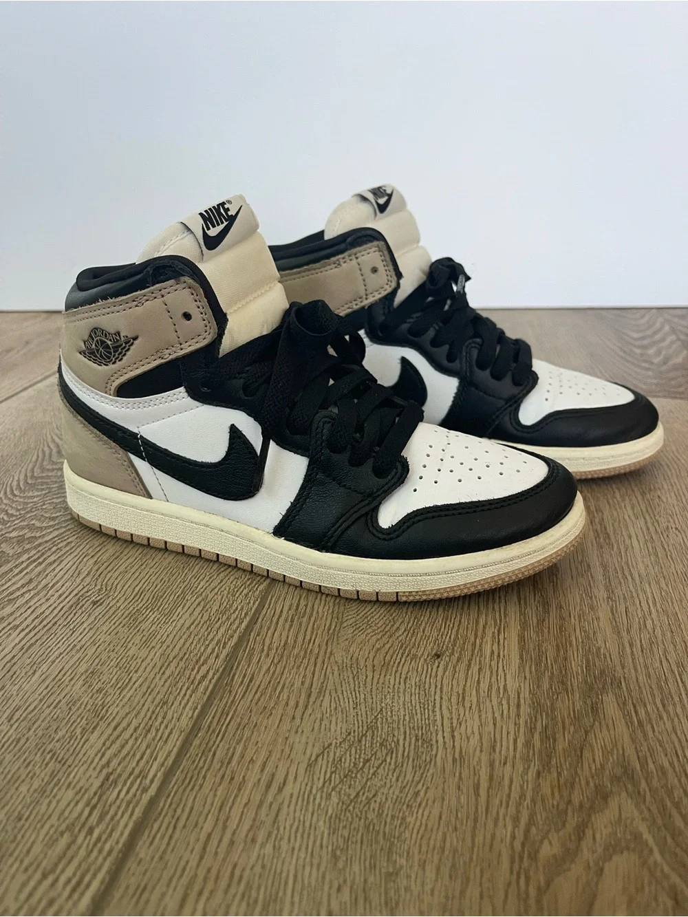 Nike Air Jordan 1 Mid - Black White Tan